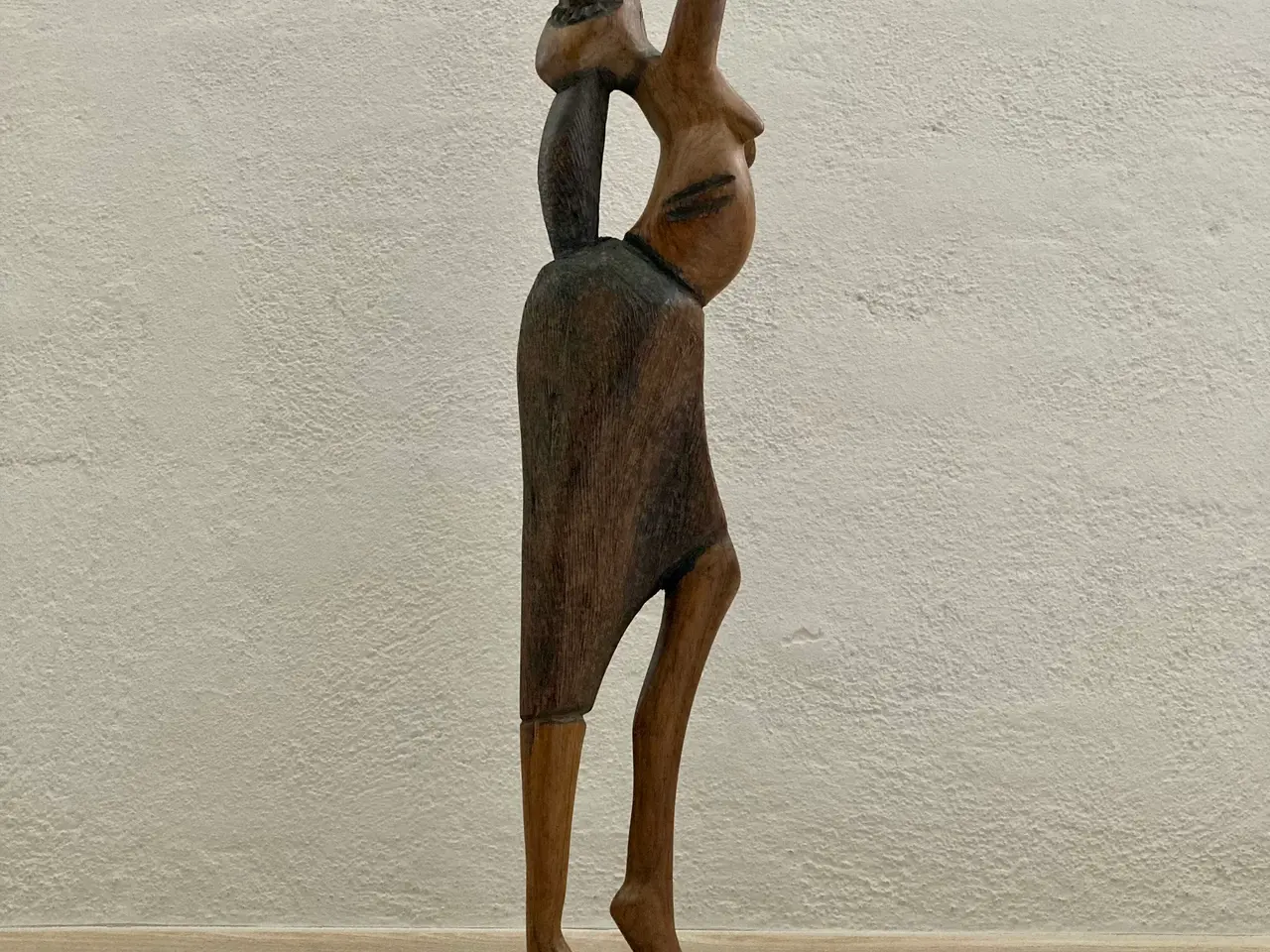 Billede 2 - Skulptur 59 cm håndskåret træfigur, kvinde med dyr