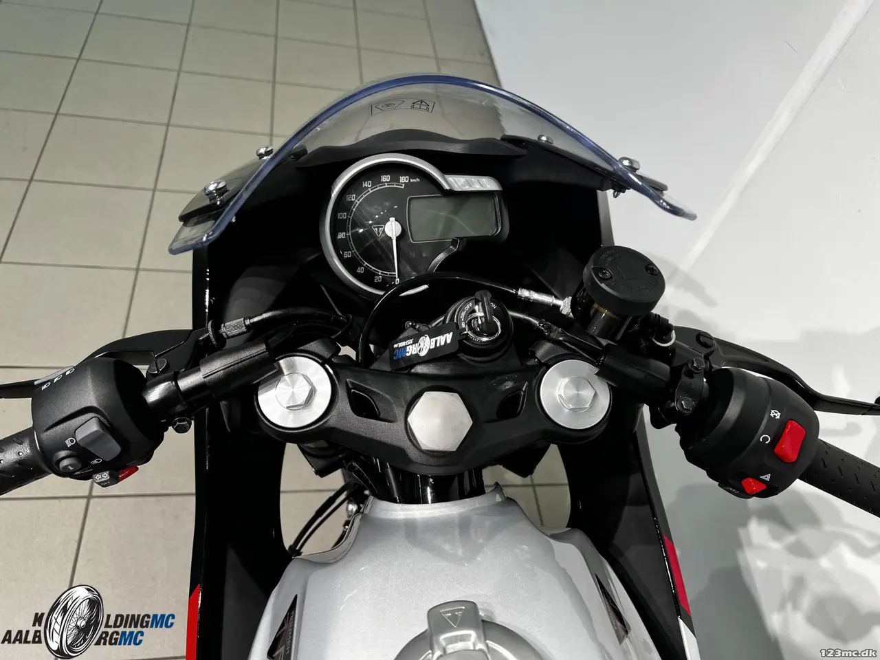 Billede 6 - Triumph Thruxton 400 Phantom Black / Aluminium Silv