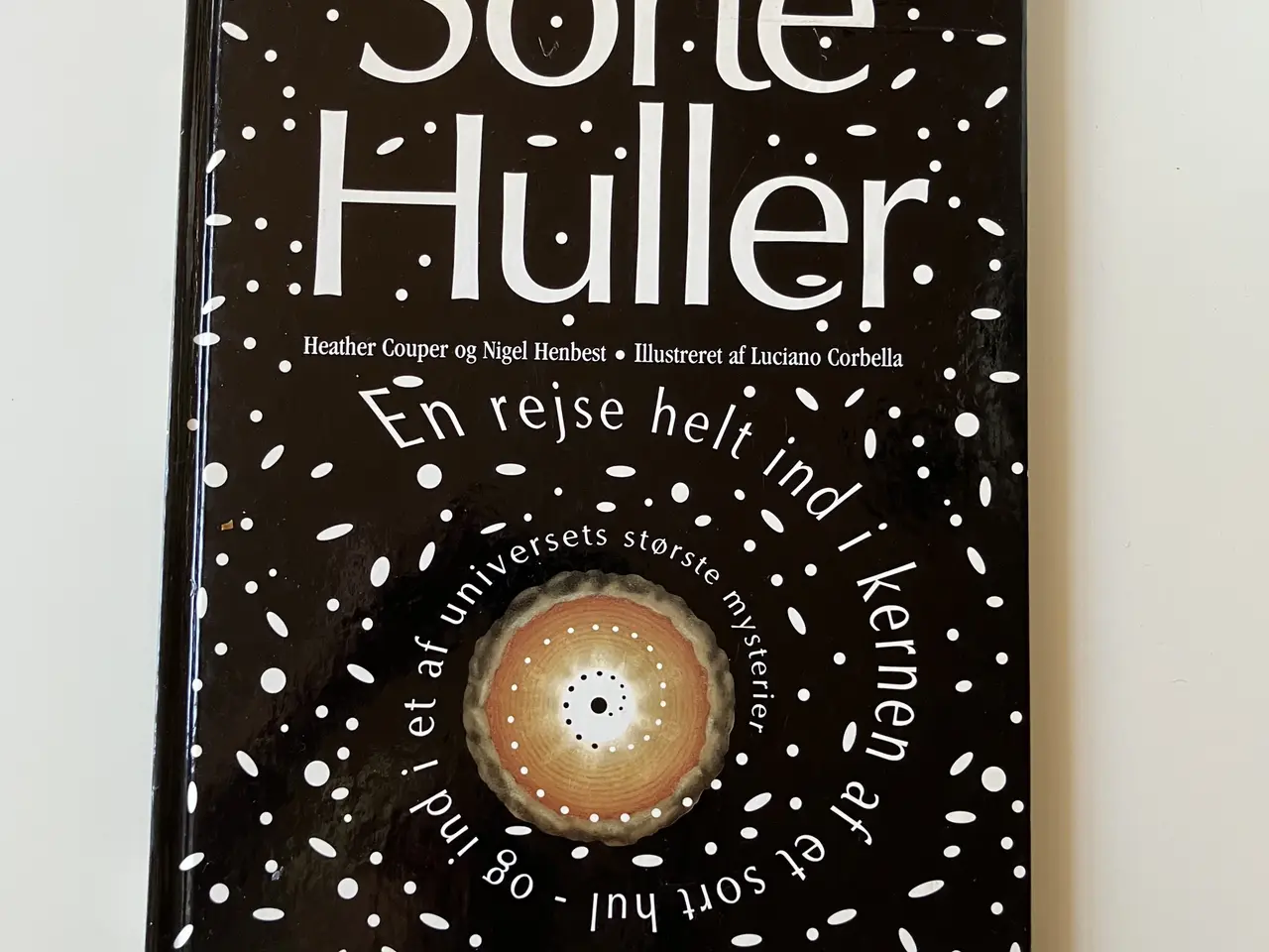 Billede 1 - Sorte huller. Af Heather Couper og Nigel Henbest