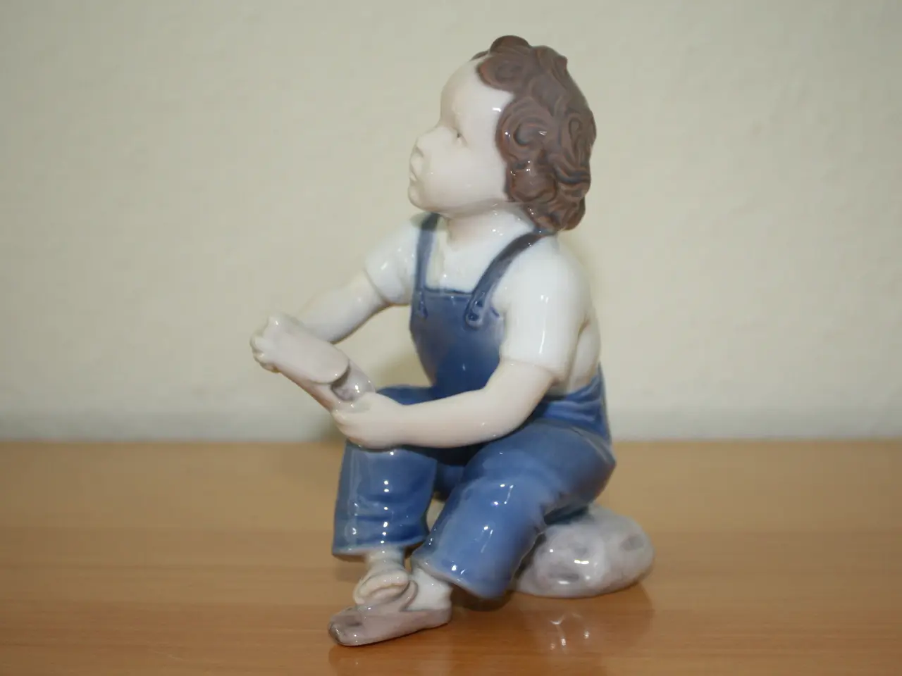 Billede 2 - Siddende dreng med én sko på, figur fra B&G