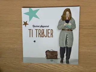 Ti TRØJER   af Rachel Søgaard