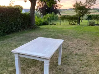 Spisebord med tillægsplade