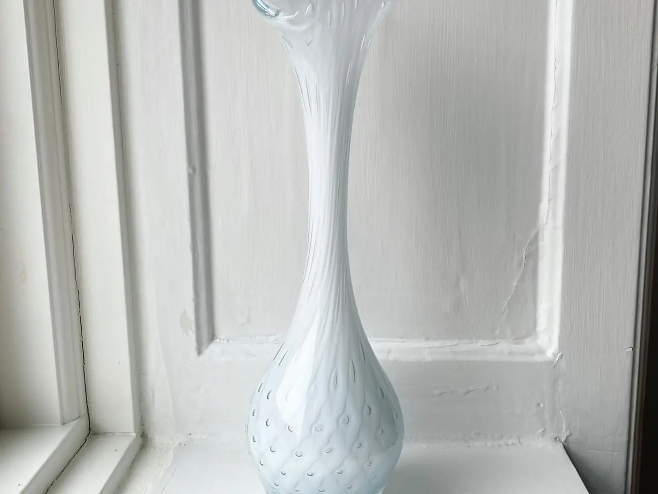 Billede 1 - Hvidt glas m bobler, klar bund