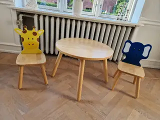 To børnestole m. bord