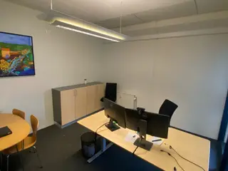 19m2 kontor med god plads og 8 stk. Clever P-pladser