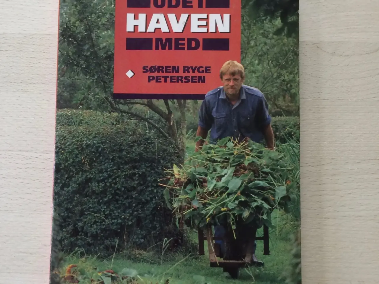 Billede 1 - Ude i haven med Søren Ryge Petersen