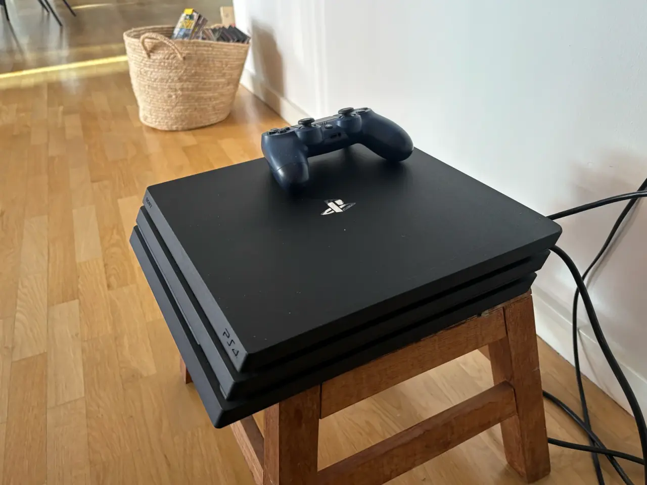 Billede 4 - Playstation 4 med tilhørende controllere