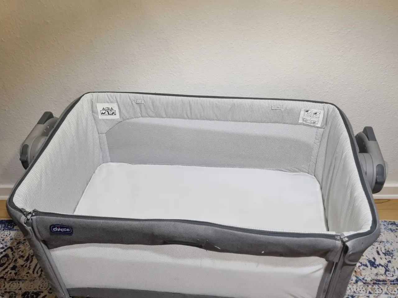 Billede 1 - Chicco next2me magic bedside seng med vugge functi