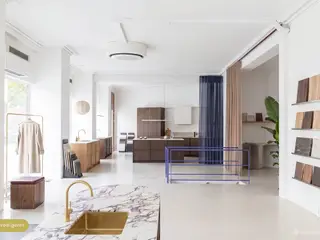 Flot hjørnebutik på attraktiv adresse