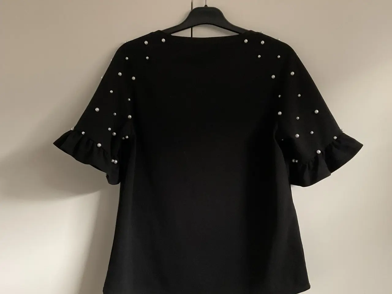 Billede 2 - Super fin Franca bluse med perler og lille ærme,