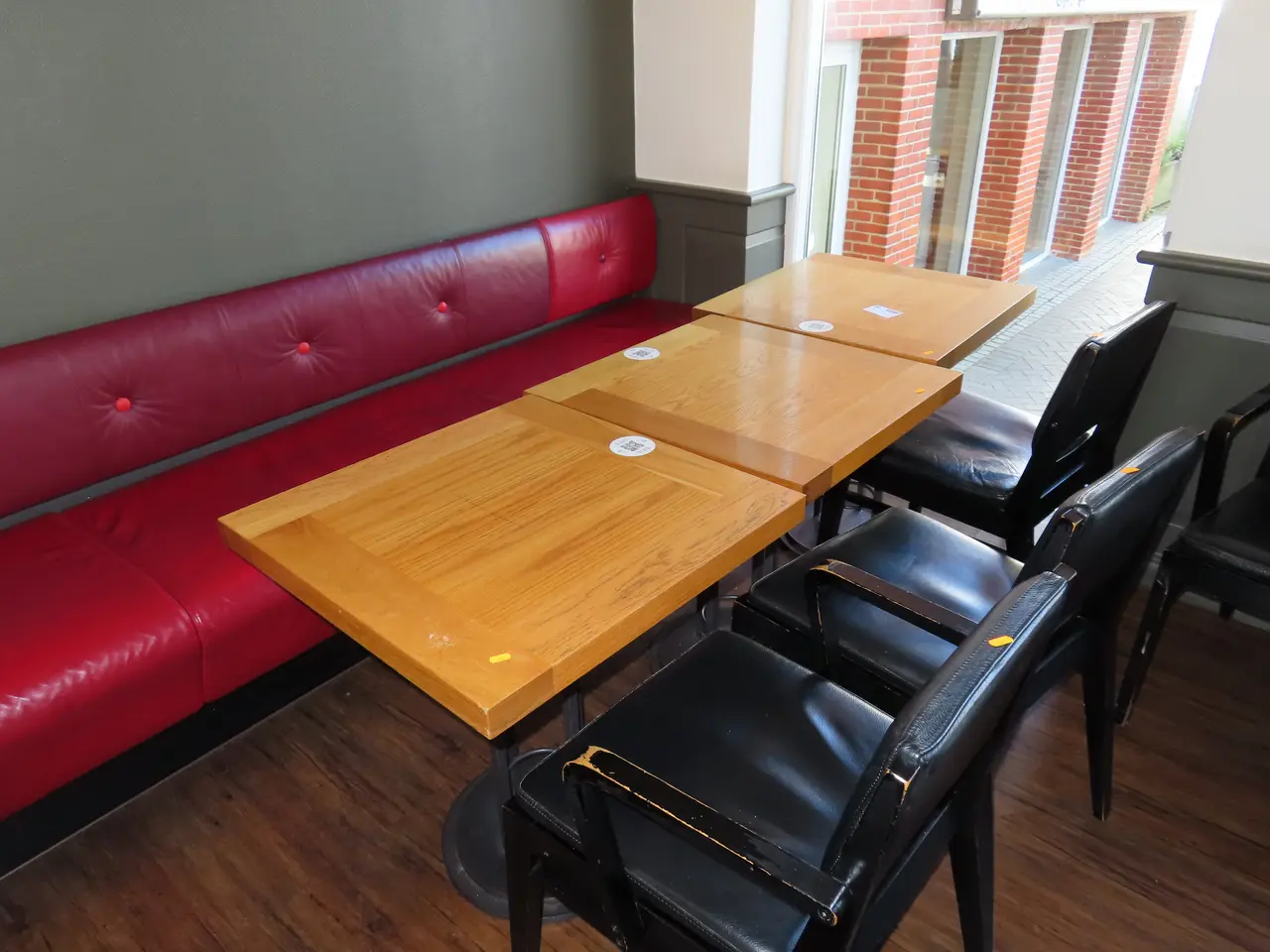 Billede 4 - 5 stk. Caféborde, 8 stk. Spisebordsstole samt sofa