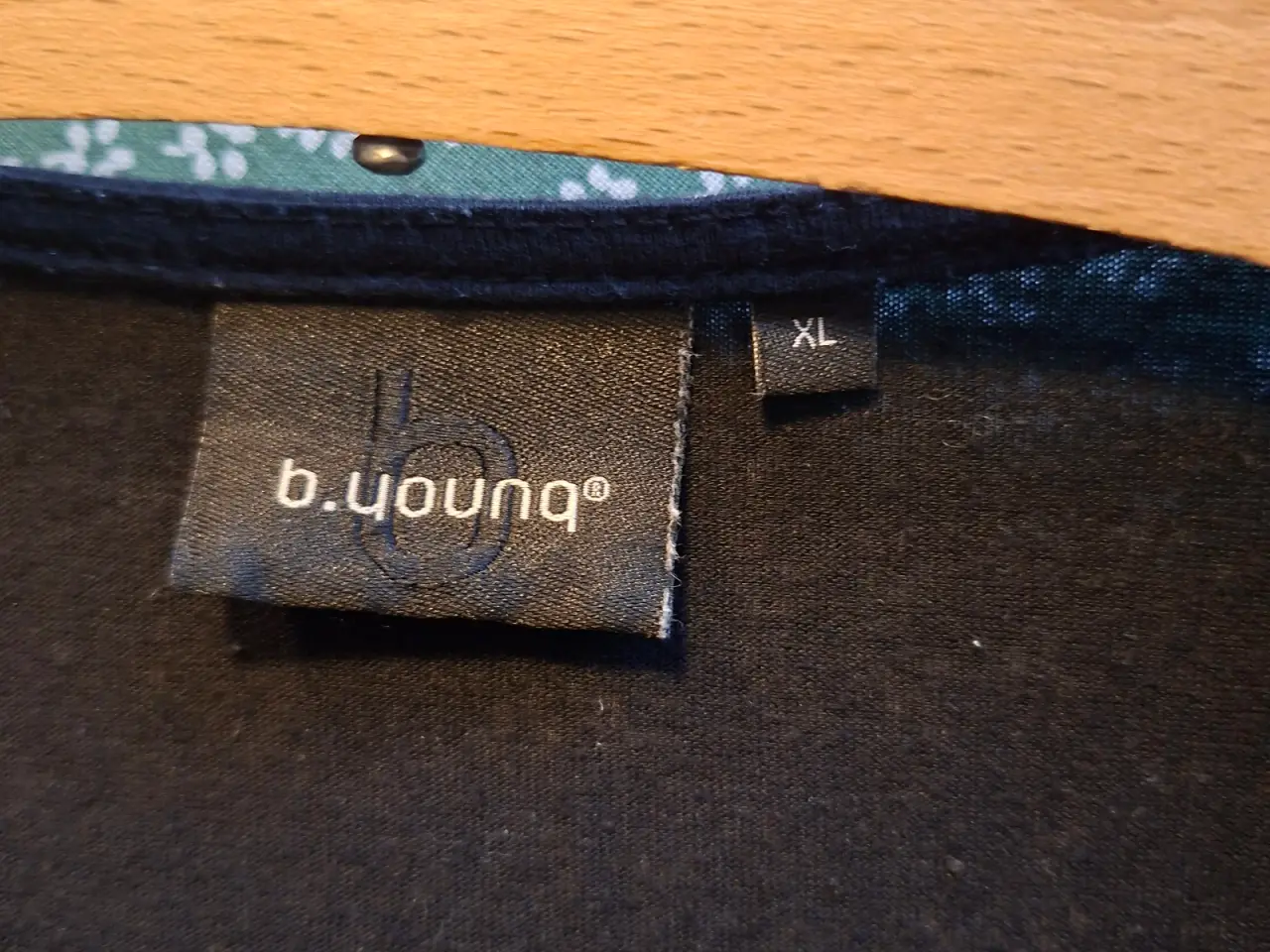 Billede 3 - Sort bluse med sort sten