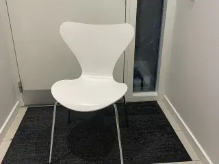 Arne Jacobsen hvide spisebordsstole