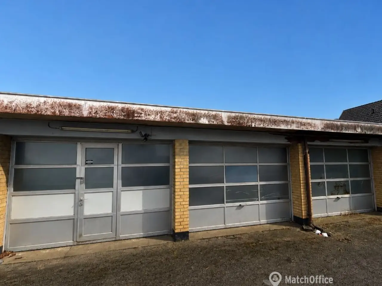 Billede 1 - Garage- / værkstedslokale med 3 porte - i alt ca. 181 kvm