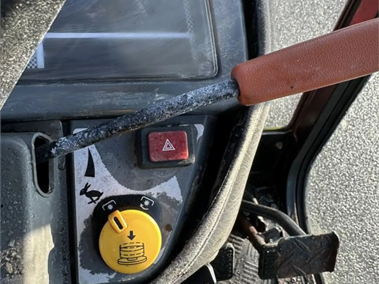 Billede 18 - Massey Ferguson 1523 -Only 375 hours With broom and salt spreder