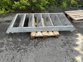 Galvaniseret ståltrappe med gittertrin