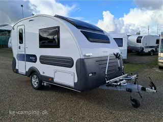 2022 - Adria Action 361 LH Den perfekte rejsevogn med lav vægt. Der medfølger fortelt og mover.