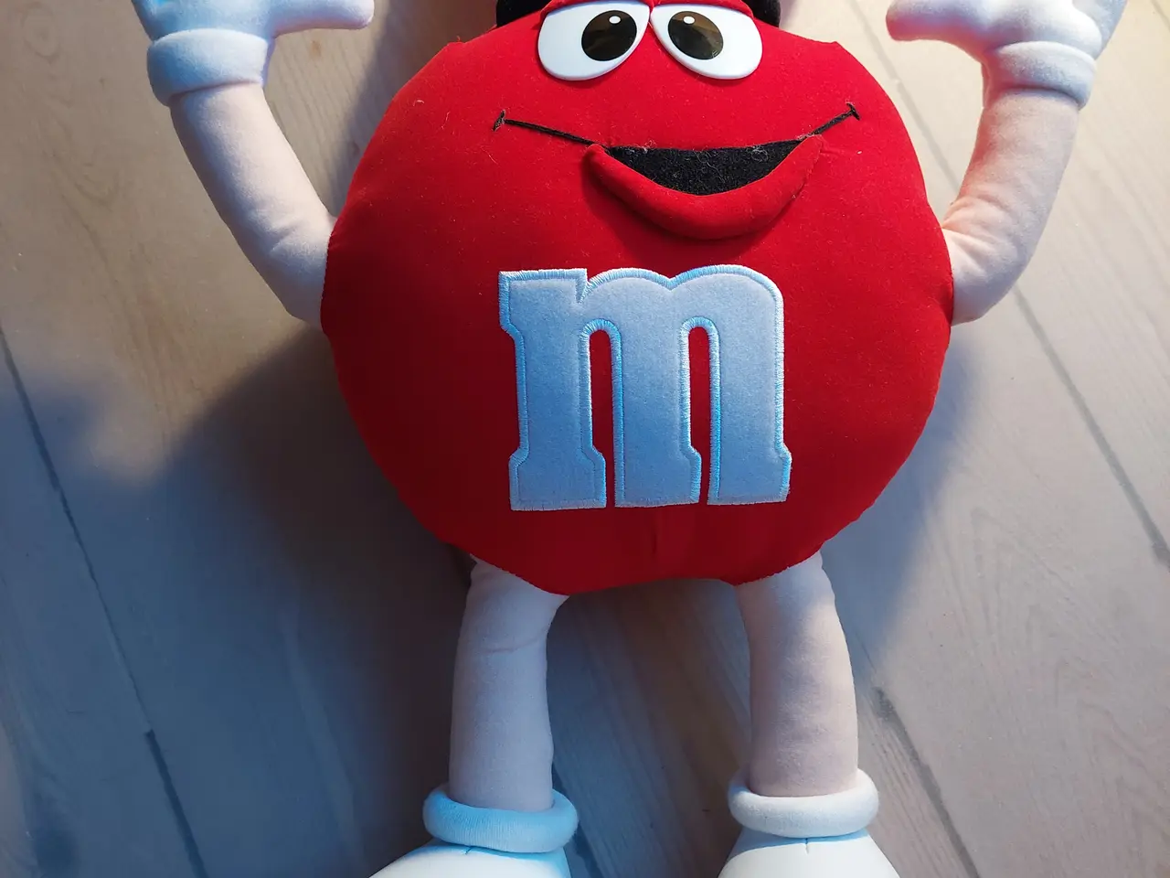 Billede 5 - Stor rød M&Ms bamse med kaninører