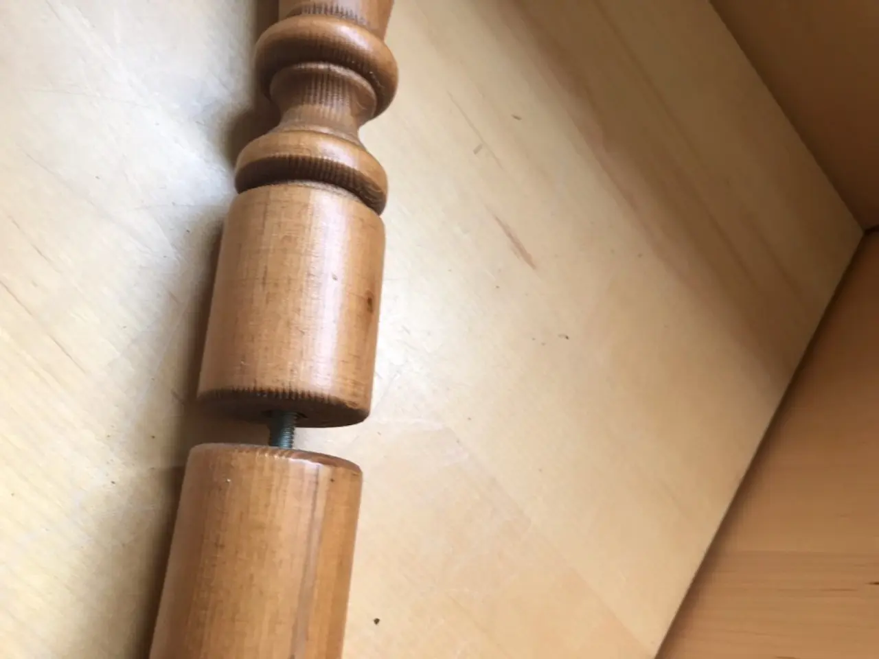 Billede 2 - Drejede træstave, til balustre, bordben el. andet