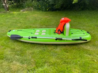 Kajak med tilbehør.