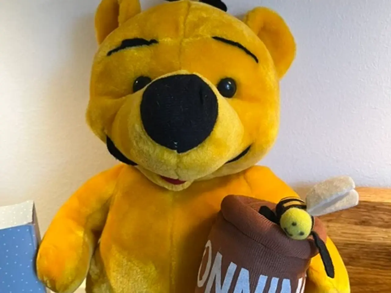 Billede 1 - Peter Plys bamse med honningkrukke og bier (42 cm)