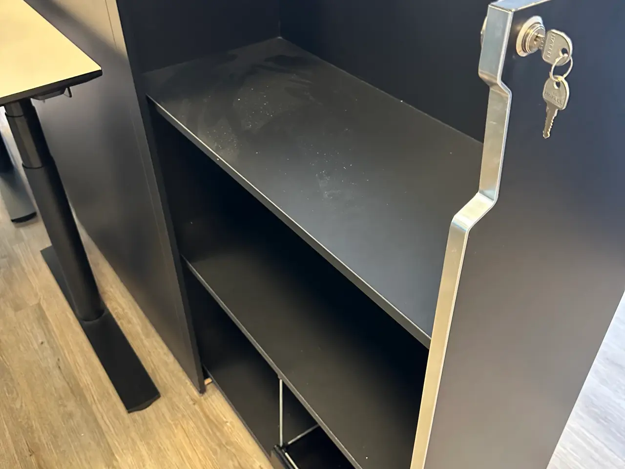 Billede 4 - ArbejdsArkivskab med lås i koksgrå farve som nye.