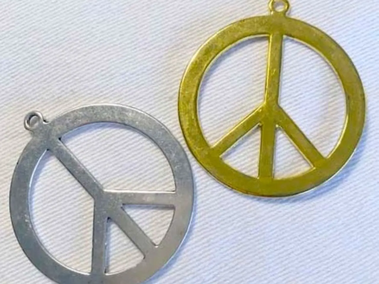 Billede 1 - Peace . Fred . Charms i guld- eller sølv-farve