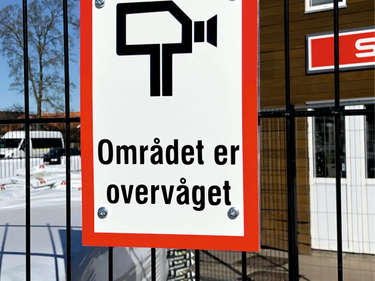 Billede 5 - Skilte med "Overvågning" "Parkering forbudt"