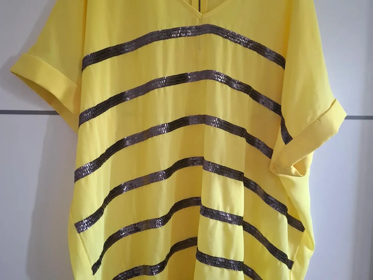 Billede 1 - Flot gul bluse med pallietter 