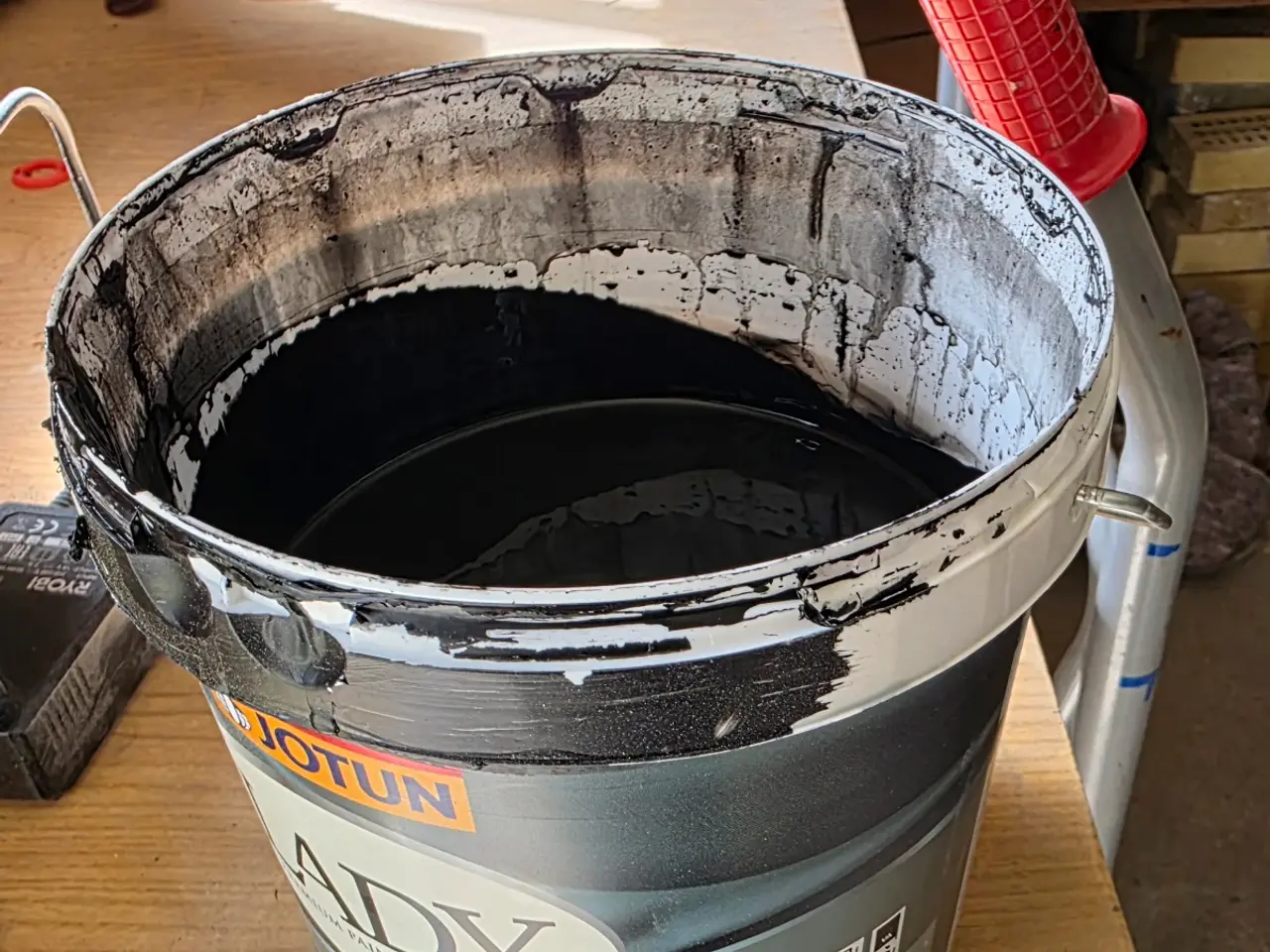 Billede 2 - 1,8 liter Jotun sort vådrumsmaling 