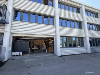 Regulært lagerlokale med port. højt til loftet og mulighed for etablering af kontor
