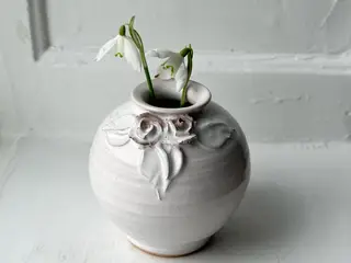 Lille hvid kuglevase m keramikblomster
