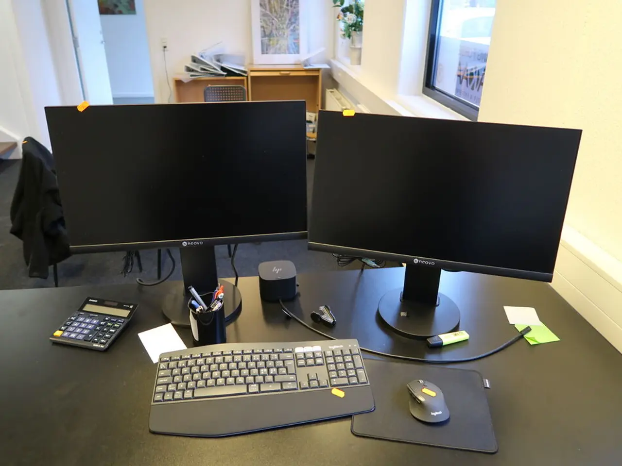 Billede 1 - 2 stk. computerskærme NEOVO FS-24G, tastatur, mus, dockingstation