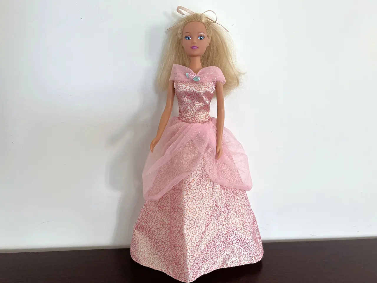 Billede 3 - Barbie dukke i lyserød kjole