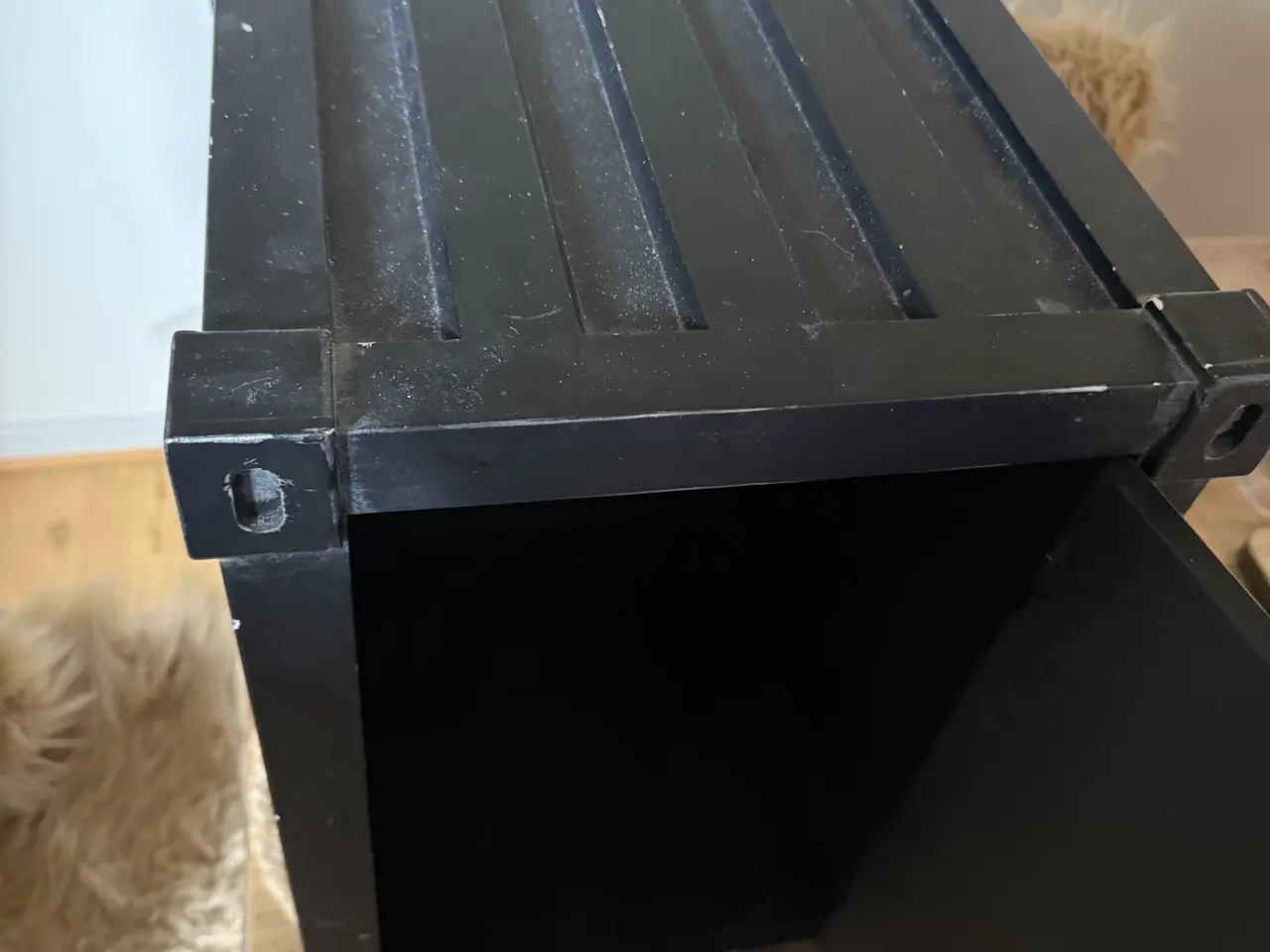 Billede 4 - Sort skab i industrielt containerdesign