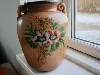 Fin brun gulvvase med flot blomstermotiv.