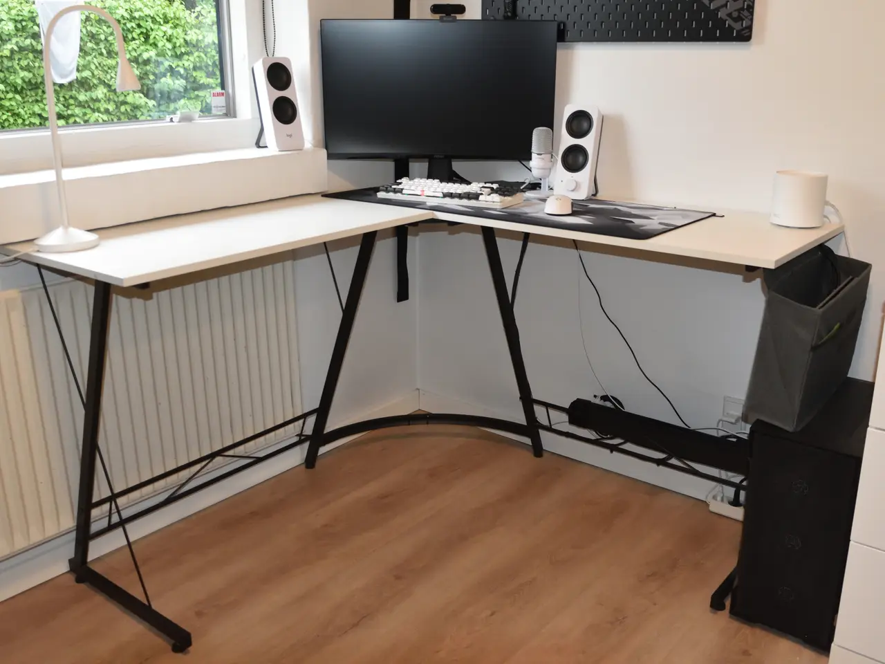 Billede 7 - Skrivebord/Gamerbord, hvid med sort stel