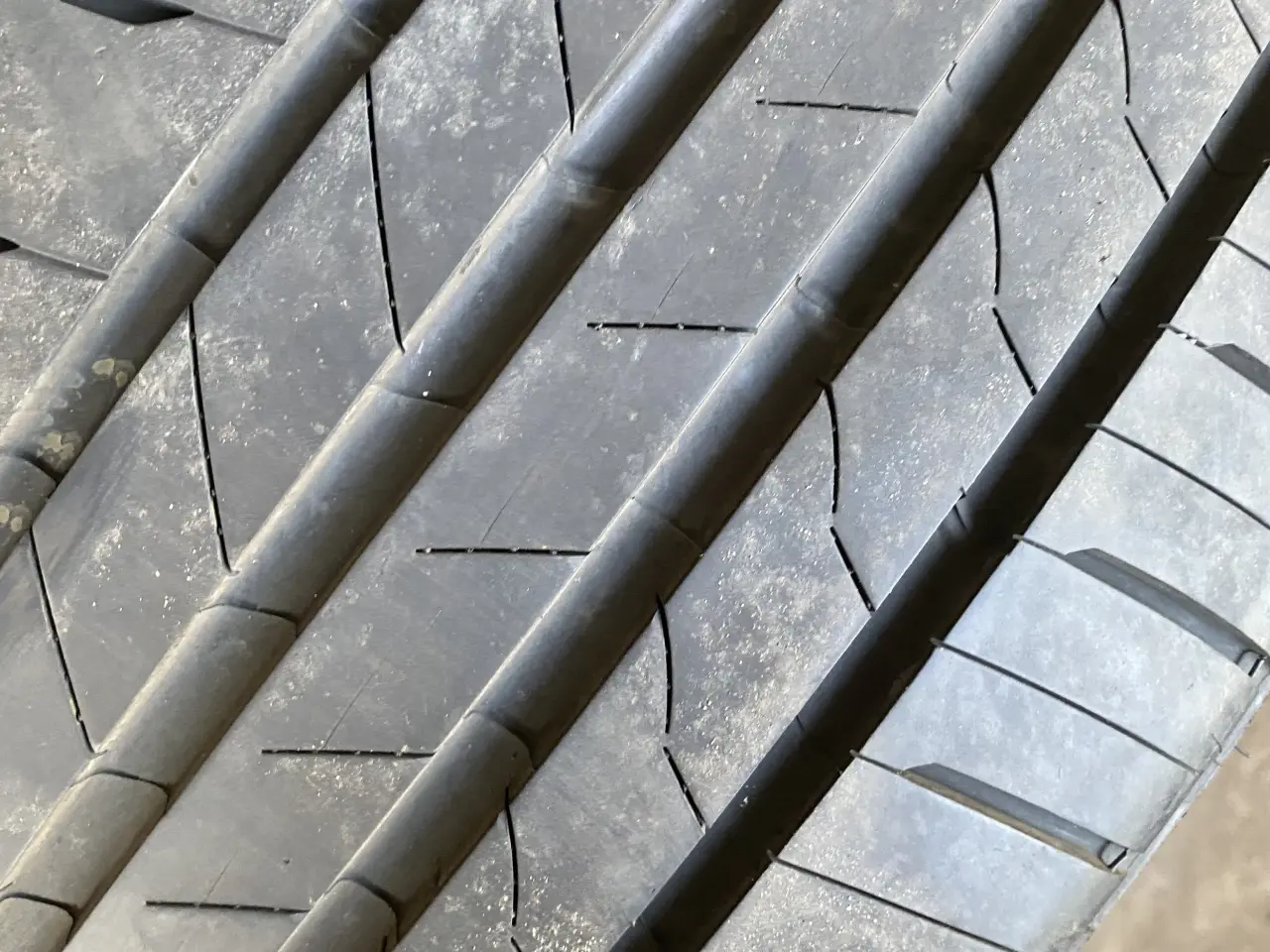 Billede 4 - Bridgestone Alenza Runflat 235/50r20