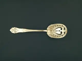 Fransk Lilje Kartoffelske m. Huller 26 cm.