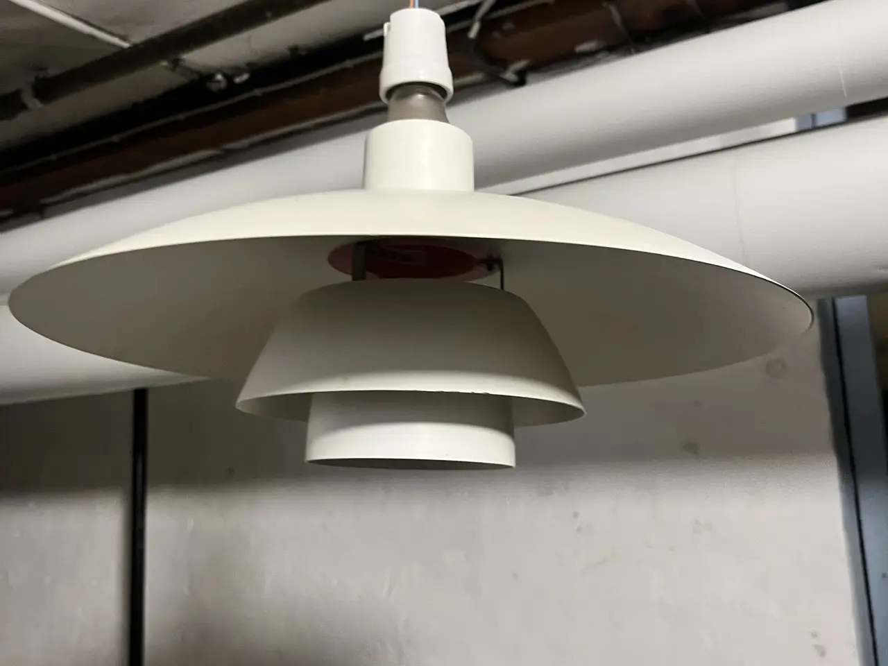 Billede 2 - Stor hvid pendel Ø 42 cm – ophæng skal repareres