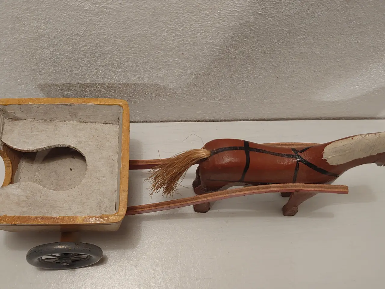 Billede 3 - Fængselslegetøj?Vogn trukket af hest. 1930´erne.