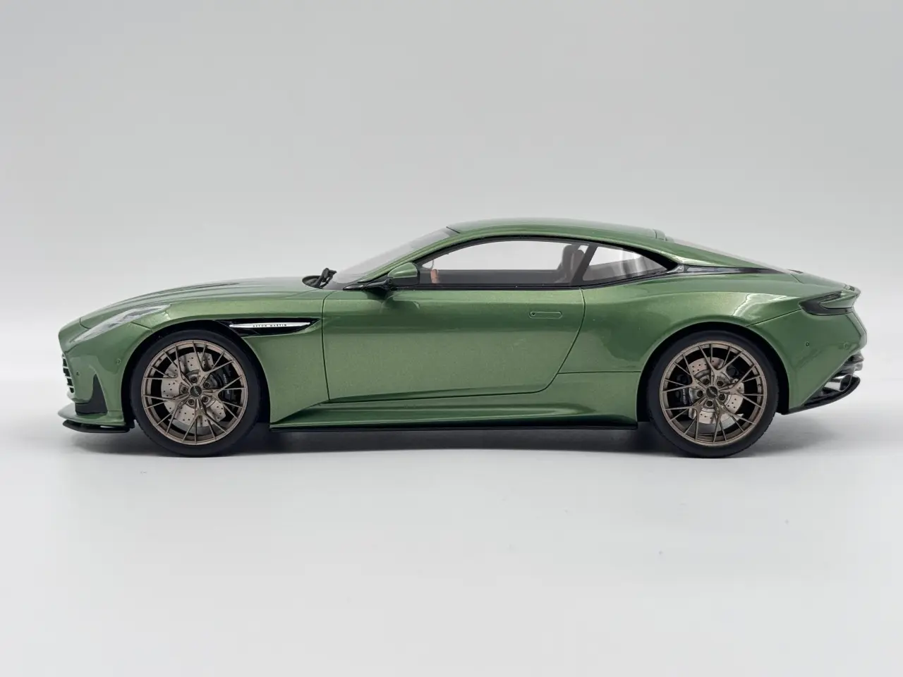 Billede 2 - 2023 Aston Martin DB12 - 1:18