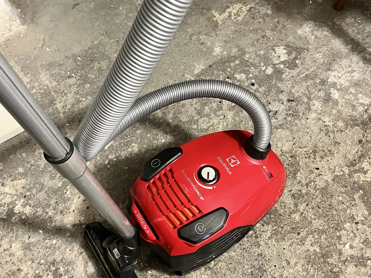 Billede 1 - Rød Electrolux PowerForce støvsuger