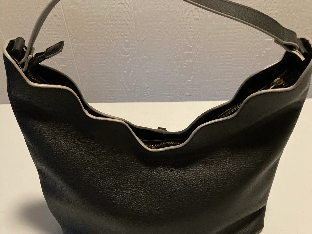 Billede 3 - Ny Adax skuldertaske i sort læder. L 39 cm H 25 på