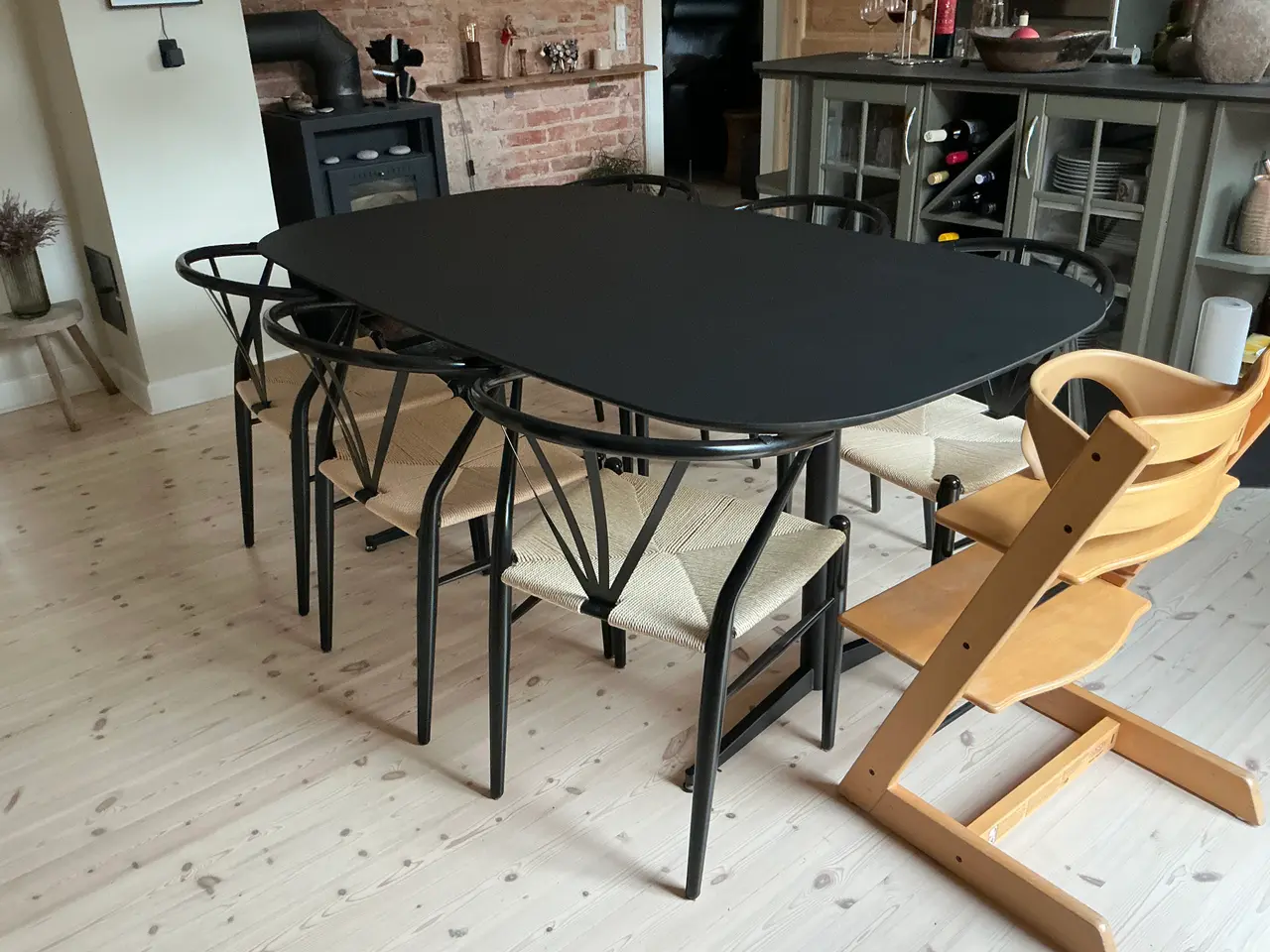 Billede 2 - Sort linoleum spisebord