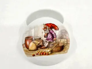 Bonbonniere Nisse Der Skal Lave Æbleskiver. Sortering 1 Sjælden