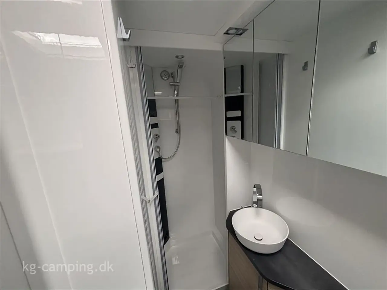 Billede 12 - 2022 - Hobby Optima De Luxe T70 F aut. Velholdt autocamper med dobbeltseng og masser af ekstraudstyr.