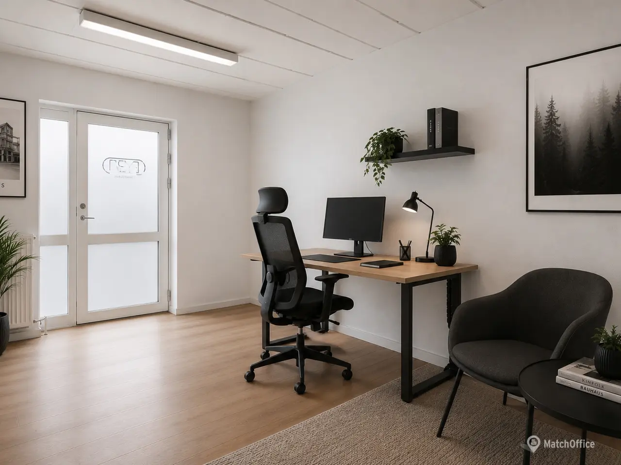 Billede 5 - Højloftet værksted/showroom med indskudt dæk