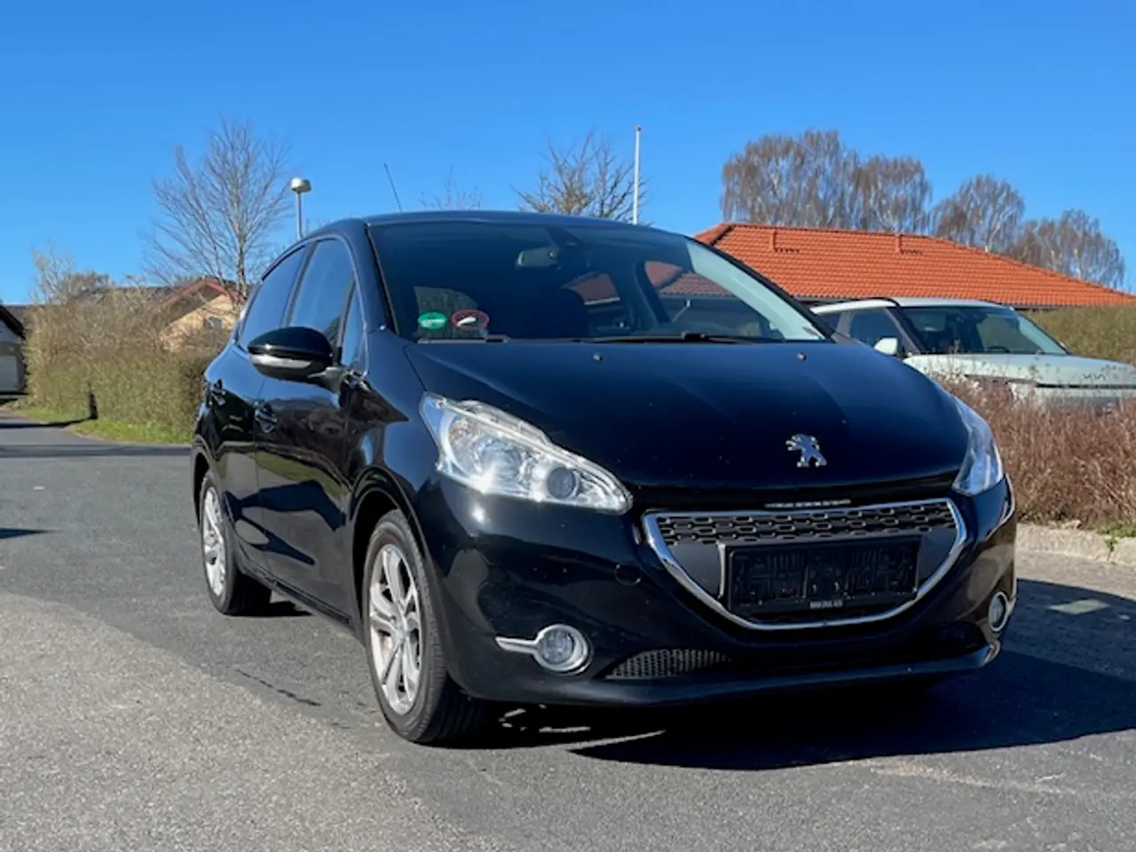 Billede 1 - Kør hjem i fin Peugeot 208 Allure sky.