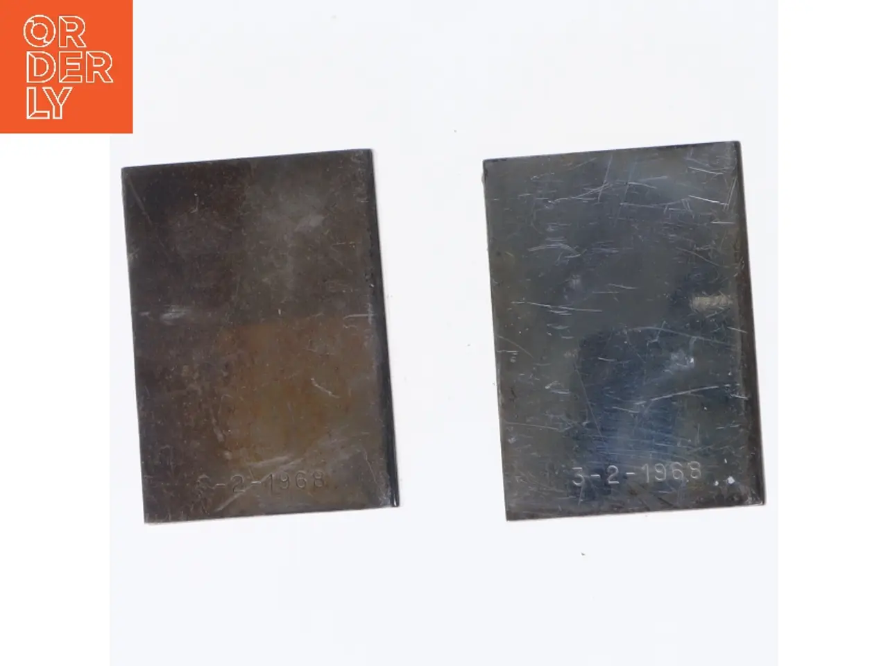 Billede 3 - To små metal tændstikæsker med indgravering (str. 5,5x4x1,5 cm)